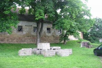 Jv. budova před níž se nachází vstup do starého sklepení /vpravo/ (© Dušan Dohňanský 06/2018)