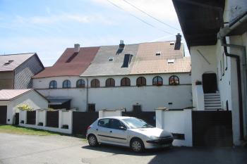 Hlavní, severní průčelí zámku se zasklenými arkádami. (© Dušan Dohňanský 10/2019)
