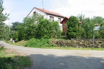 Dům čp. 24 stojící v severní části bývalého dvora (© Dušan Dohňanský 07/2018)