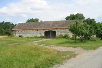 Budova těsně sousedíci se dvorem na západní straně (© Dušan Dohňanský 07/2018)