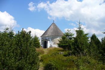 Pohled od turistické stezky (© Michaela Šikolová, 08/2008)