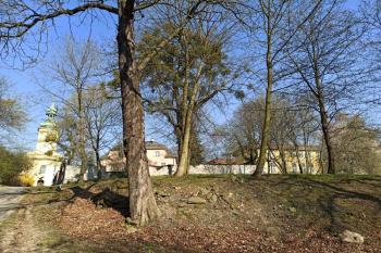 Celkový pohled na plochu po zaniklém kostele sv. Jiří. V pozadí kostel sv. Josefa a fara (© Jan P. Štěpánek 05/2020)