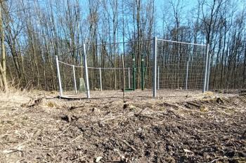 Jáma Ema a poslední náznak průmyslové minulosti (© Jan P. Štěpánek 04/2020)