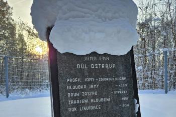 kamenný památník na existenci dolu Ema (© Jan P. Štěpánek  02/2024)
