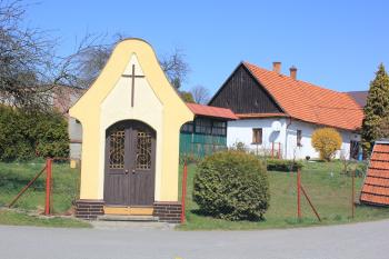 Kaplička na křižovatce vedle obchodu a základní školy (© Luděk Vláčil 04/2020)