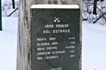 Detail kamenného pomníčku jámy Prokop (© Jan P. Štěpánek 12/2010)