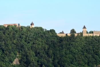 Celkový pohled na hrad od Lipníku ( © Jan P. Štěpánek 06/2014)