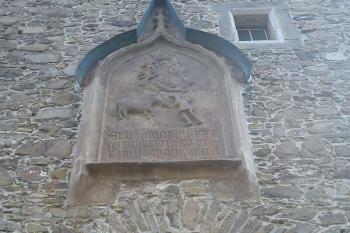 Pernštejnský erbovní reliéf (kopie) (© Jan Večeřa, 08/2014)