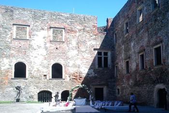 Palác Kravařů, na tomto nádvoří se nacházel původní hrad Friduše z Linavy (© Jan Večeřa, 08/2014)