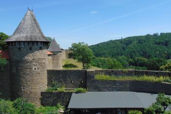 Jižní hradba spojující štítovou zeď s rohovou baštou velkého předhradí (© Dušan Dohňanský  06/2022)