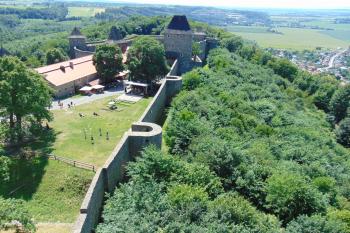 Velké tzv. Vilémovo předhradí se sev. hradbou s baštami (© Dušan Dohňanský  06/2022)