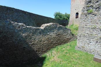 Pozůstatek původní hradby, jímž bylo malé předhradí napojeno na vlastní hrad (© Dušan Dohňanský  06/2022)