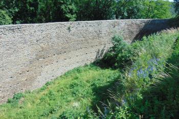 Okružní příkop s hradbou na východní straně jádra (© Dušan Dohňanský  06/2022)