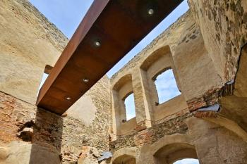 Moderní, ale decentně použité prvky v interiéru hradního paláce (© Jan P. Štěpánek  05/2024)