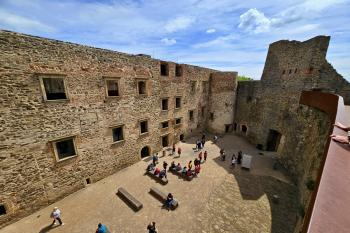 pohled na 5. hradní nádvoří s palácovým jádrem hradu  (© Jan P. Štěpánek  05/2024)