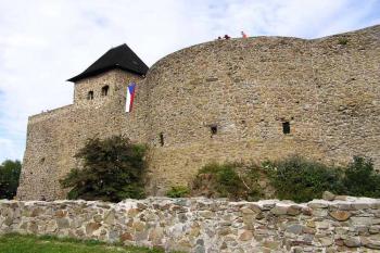 masivní štítová čelní zeď ( © Jan P. Štěpánek 09/2005)