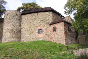 vnější opevnění 4. nádvoří nad husitským příkopem ( © Jan P. Štěpánek 09/2005)