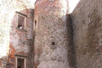 okrouhlé vnější schodiště v nároží palácového jádra ( © Jan P. Štěpánek 09/2005)