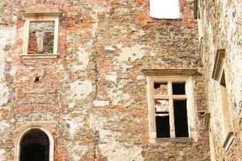 část stěny paláce vnitřního hradu ( © Jan P. Štěpánek 09/2005)