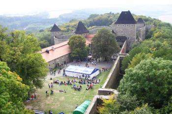 celkový pohled na přední část hradu z husitské věže ( © Jan P. Štěpánek 09/2005)