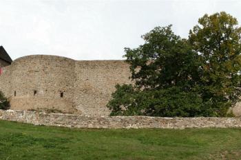 čelo hradu s mohutnou štítovou zdí ( © Pavel Zany Komárek 28.9. 2006)