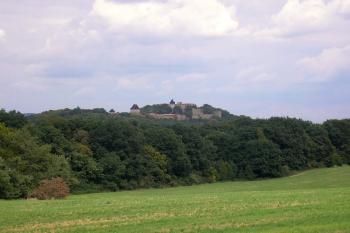 netradiční pohled na hrad z cesty ze Lhoty do Paršovic ( © Ondřej Štěpánek 09/2007)