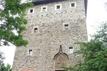 mohutná věž druhé hradní brány ( © Jan P. Štěpánek 07/2008)