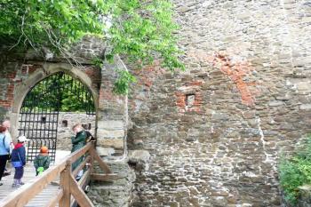 původní zazděná (vpravo) a nová třetí hradní brána ( © Jan P. Štěpánek 06/2008)