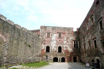severní část nádvoří jádra hradu ( © Jan P. Štěpánek 06/2008)