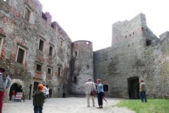 pohled na jižní část nádvoří jádra hradu ( © Jan P. Štěpánek 06/2008)