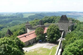 pohled z Husitské věže na přední část hradu ( © Jan P. Štěpánek 06/2008)