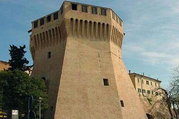 Rocca - pevnost Mondavio, v provincii Pesaro a Urbino v regionu Marche, Itálie (© Pavel Vítek 05/2001)