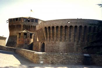 Rocca - pevnost Mondavio, v provincii Pesaro a Urbino v regionu Marche, Itálie (© Pavel Vítek 05/2001)