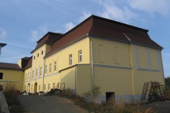 Průčelí hlavní zámecké budovy z hospodářského dvora (© Jaroslav Špiroch 08/2019)