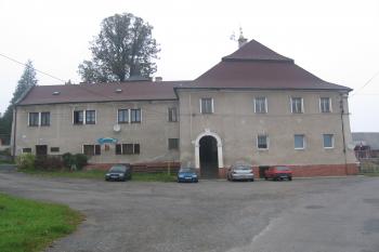 Hlavní průčelí zámku se vstupem (© Jaroslav Špiroch 09/2018)
