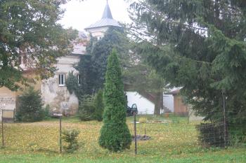 Schodiště do zámku ze zámeckého parku, v nároží věžička. (© Jaroslav Špiroch 09/2018)
