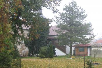Schodiště do zámku ze zámeckého parku, v nároží věžička. (© Jaroslav Špiroch 09/2018)