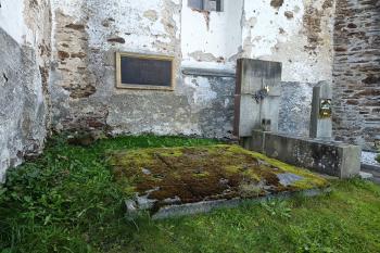 hrobka rodiny Lumbe, posledních majitelů zámku u vchodu do kostela sv. Máří Magdalény ve Velharticích (© Jaroslav Špiroch  10/2025)