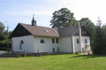 Průčelí zámku z parku, vlevo kaple s věžičkou, od severovýchodu. (© Jaroslav Špiroch 08/2019)