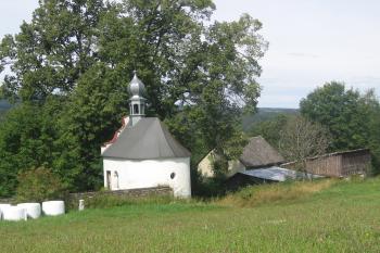 Zámecká kaple v nároží ohradní zdi parku ze severovýchodu (© Jaroslav Špiroch 08/2019)