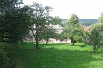 Pohled na zámek přes park od severovýchodu (© Jaroslav Špiroch 08/2019)