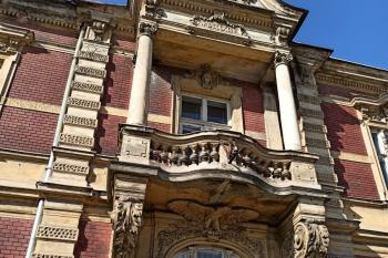 Detail průčelního rizalitu s balkonem (© Jan P. Štěpánek 03/2020)