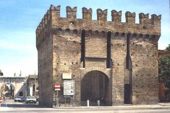 Městské opevnění v italském Fanu (© Pavel Vítek 05/2001)