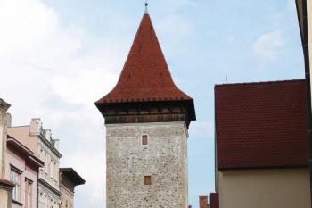 pohled na tzv. Vlkovu věž z Masarykova náměstí ( © Jan P. Štěpánek 07/2009)