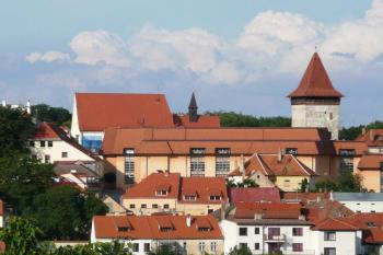 pohled z Kraví hory na bývalou hradební věž tzv. Vlkovu a střechu kapucínského kostela sv. Jana Křtitele ( © Jan P. Štěpánek 07/2009)