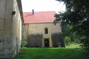 Zámecká kaple, uprostřed mezi mohutnými opěráky vchod (© Jaroslav Špiroch 08/2019)