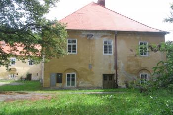 Boční štít hlavního křídla od jihu (© Jaroslav Špiroch 08/2019)