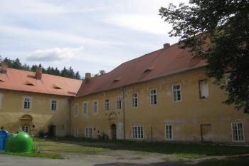 Hlavní zámecká budova se vstupním portálem, vlevo boční křídlo, od jihozápadu (© Jaroslav Špiroch 08/2019)