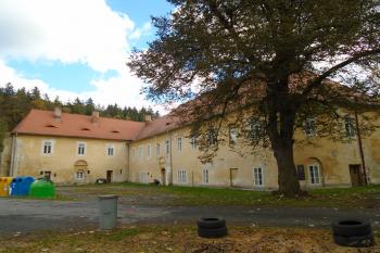 hlavní zámecká budova se vstupním portálem, vlevo boční křídlo, od jihozápadu (© Jaroslav Špiroch  10/2021)
