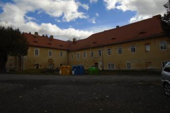 hlavní zámecká budova se vstupním portálem, vlevo boční křídlo, od jihozápadu (© Jaroslav Špiroch  10/2021)